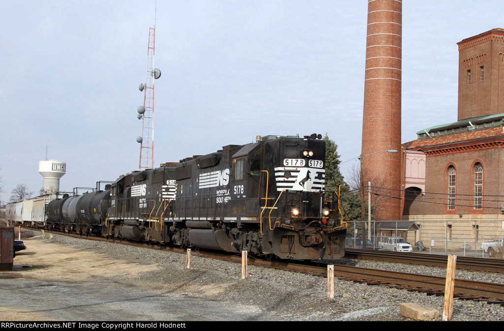 NS 5178 leads the A&Y job up the yard lead towards Elm